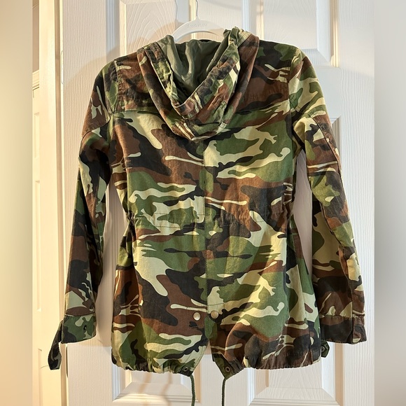 Papaya Camo light jacket in size medium. Never worn. - Picture 3 of 3
